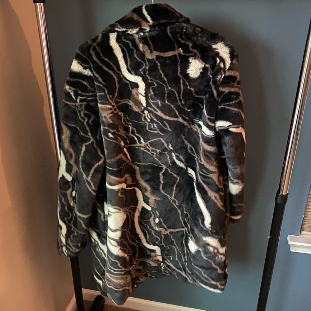 Tall Alloy Apparel Faux fur coat S/M - Picture 6 of 13